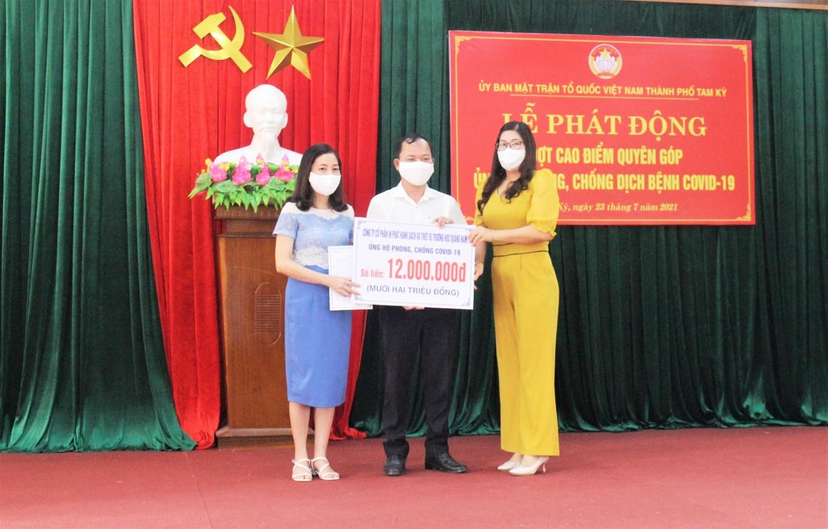 Công ty CP sách và thiết bị trường học Quảng Nam ủng hộ tiền phòng, chống dịch.