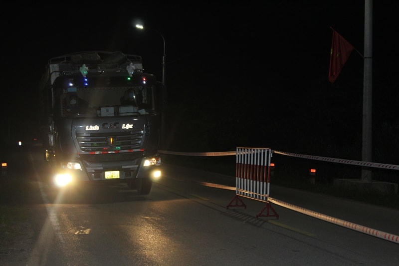 Các lái xe được hướng dẫn vào chốt để lấy mẫu trước khi vào Trạm KSLH Km15- Bến tàu Dân Tiến.