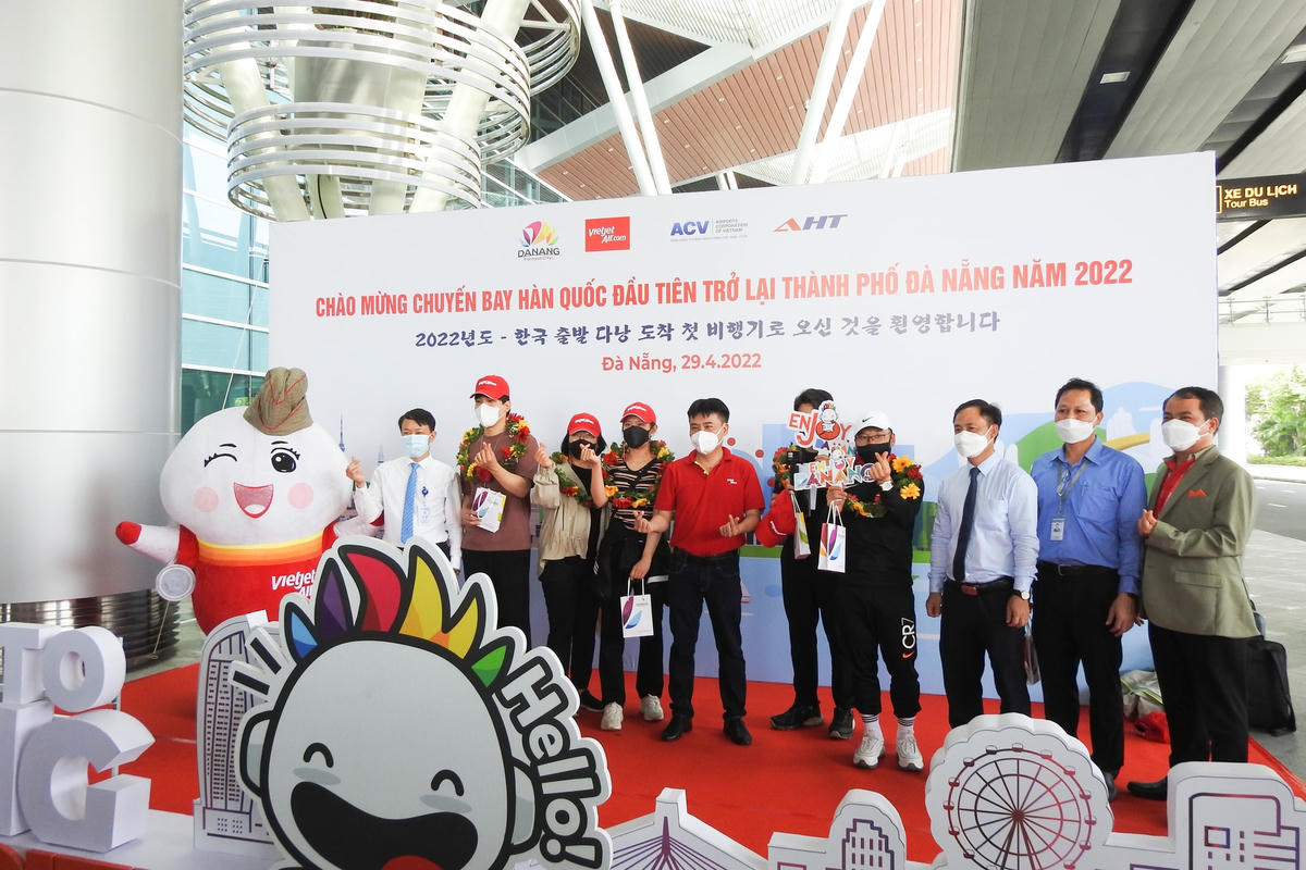 Những du khách Hàn Quốc đầu tiên đặt chân đến Đà Nẵng vào sáng 29/4. Ảnh Thanh Tùng.