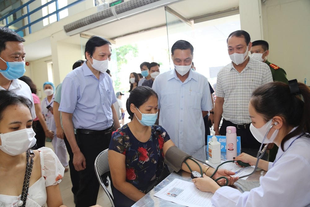 Chủ tịch UBND TP Hải Phòng (người thứ 3 từ bên phải sang) kiểm tra việc tiêm vaccine phòng Covid-19.  
