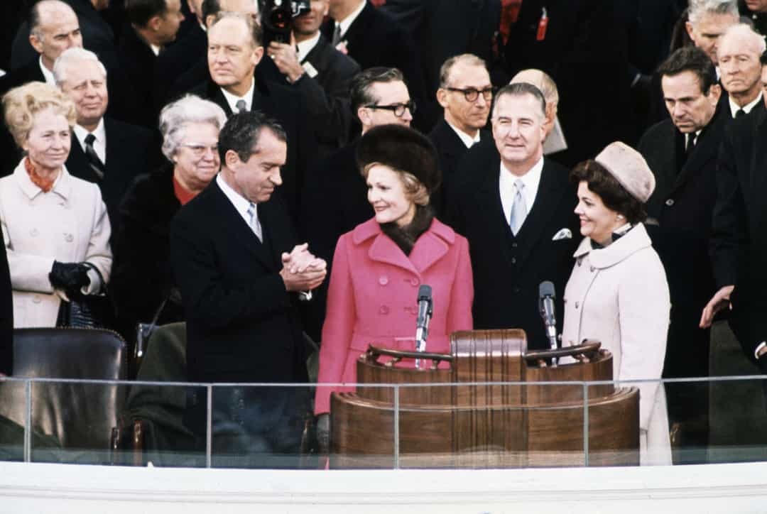 Phu nhân Pat Nixon tại lễ nhậm chức của tổng thống Richard Nixon vào năm 1969, bà mặc chiếc áo khoác hai lớp hoa vân anh phong cách này của Jay Sarnoff Custom Couture.  