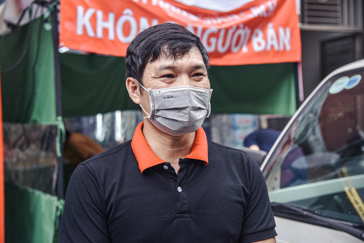 Anh Bùi Văn Tiến cho biết: Trong thời gian giãn cách xã hội như hiện nay, tôi liền lấy ý tưởng từ mô hình không người bán hàng từ Nhật Bản. Tôi nghĩ thời điểm này phù hợp để mở cửa hàng không người bán, tránh mọi người tiếp xúc với nhau và chi phí mở cửa hàng cũng thấp hơn do không tốn nhân viên trông cửa hàng.