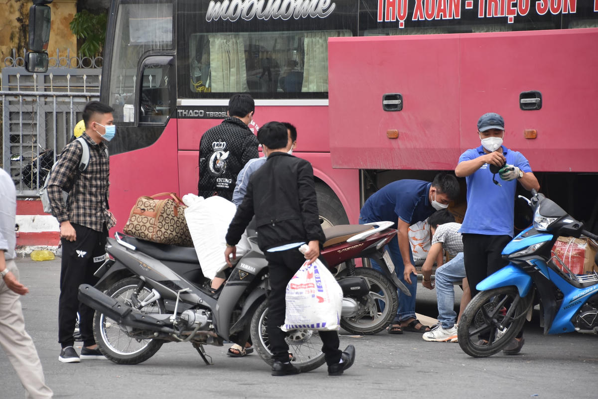 Ghi nhận tương tự tại bến xe Giáp Bát, nhiều người dân đổ về Thủ đô với đồ đạc, hành lí từ quê lên.