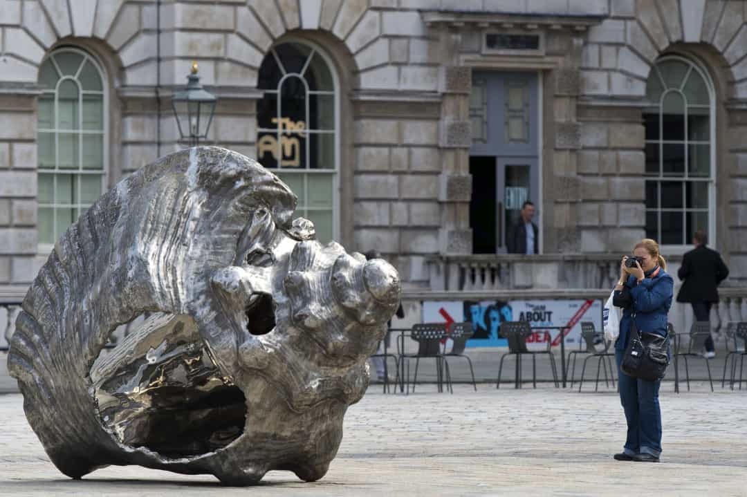 Marc Quinn đã thiết lập một loạt tác phẩm điêu khắc tại Somerset House vào năm 2015.  