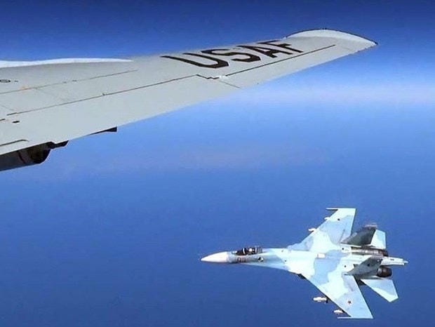 Máy bay Su-27 của Nga ngăn chặn máy bay của Mỹ. (Nguồn: Bộ tư lệnh châu Âu, Quân đội Mỹ).