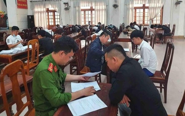 Cơ quan chức năng làm việc với những người dương tính với ma túy. Ảnh: Công an TP.Đông Hà