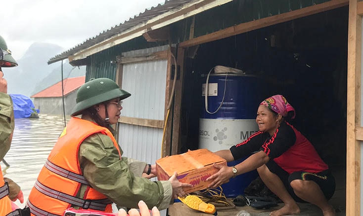 Bà Phạm Thị Hân, Chủ tịch Ủy ban MTTQ Việt Nam tỉnh Quảng Bình tặng quà bà con vùng lũ Tân Hóa.