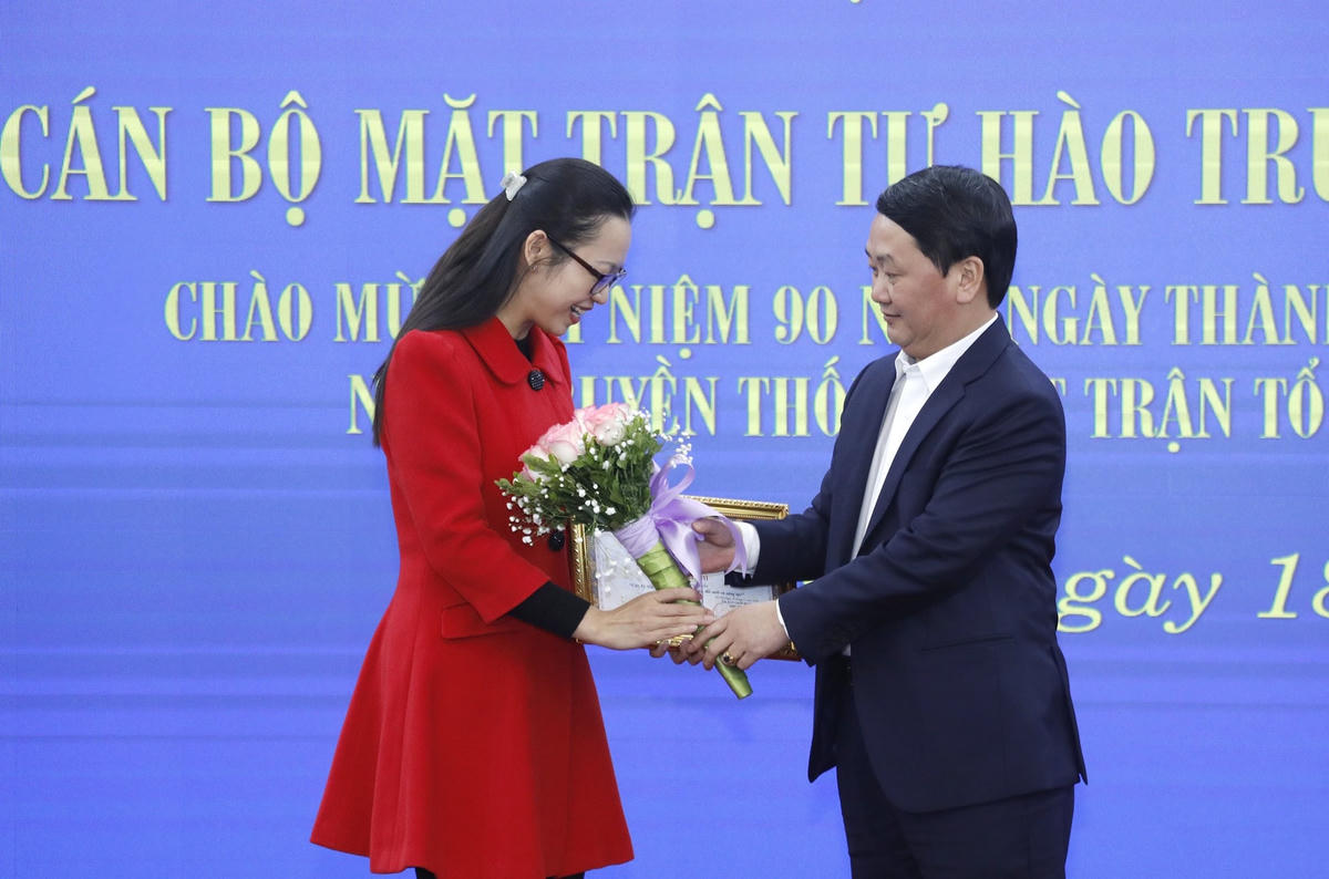 Phó Chủ tịch - Tổng Thư ký Hầu A Lềnh trao thưởng cho tác giả đạt giải.