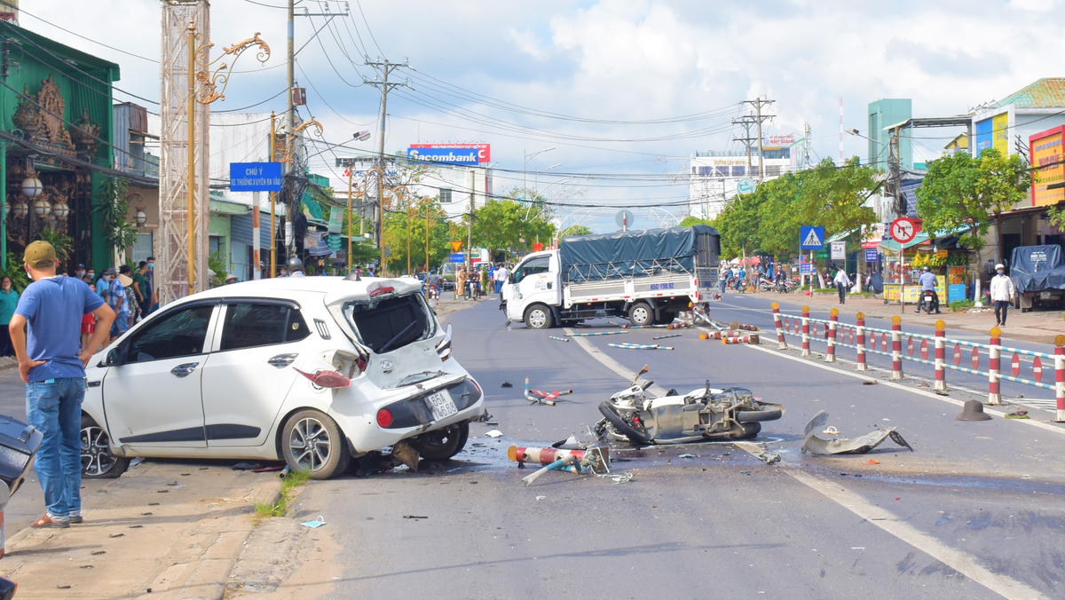 Hiện trường ngổn ngang sau vụ tai nạn nghiêm trọng.