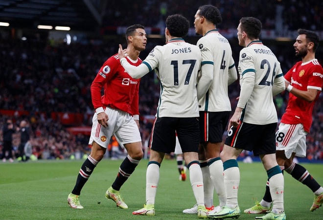 Sau đó, C.Ronaldo tiếp tục tỏ thái độ khi các cầu thủ Liverpool đòi "làm cho ra nhẽ".