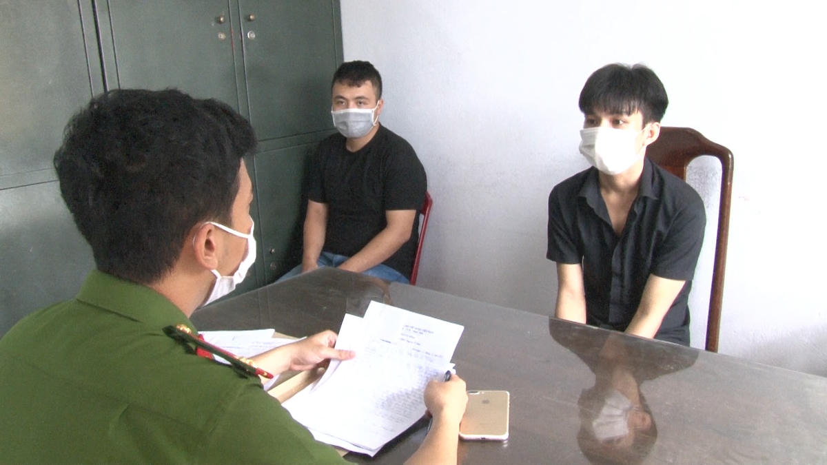 Dũng và Tân tại cơ quan Công an. Ảnh: Công Quang.