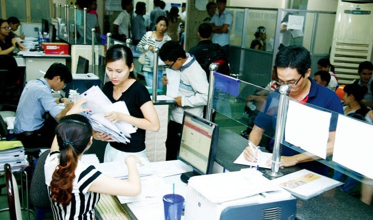 Thủ tục phức tạp gia tăng chi phí và rủi ro cho doanh nghiệp. Ảnh: Nhã Chi.