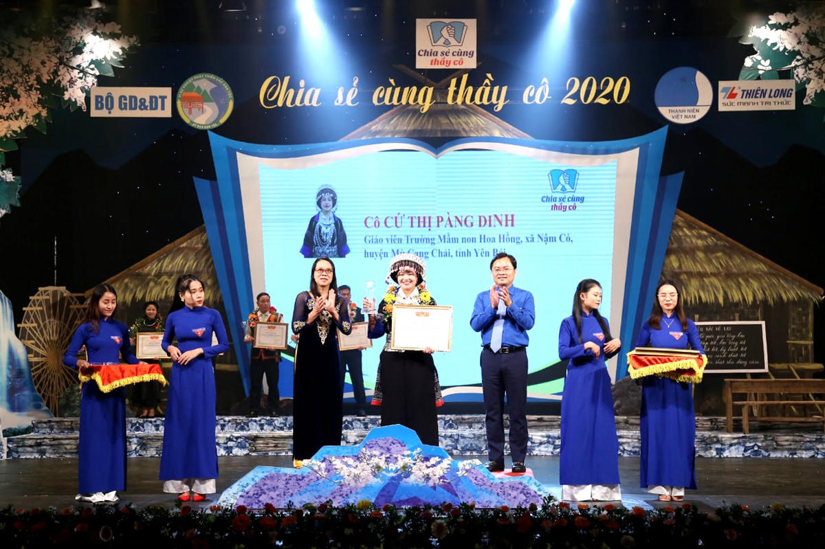 Cô Cứ Thị Pàng Dinh  (giữa) được tuyên dương trong chương trình "Chia sẻ cùng thầy cô".