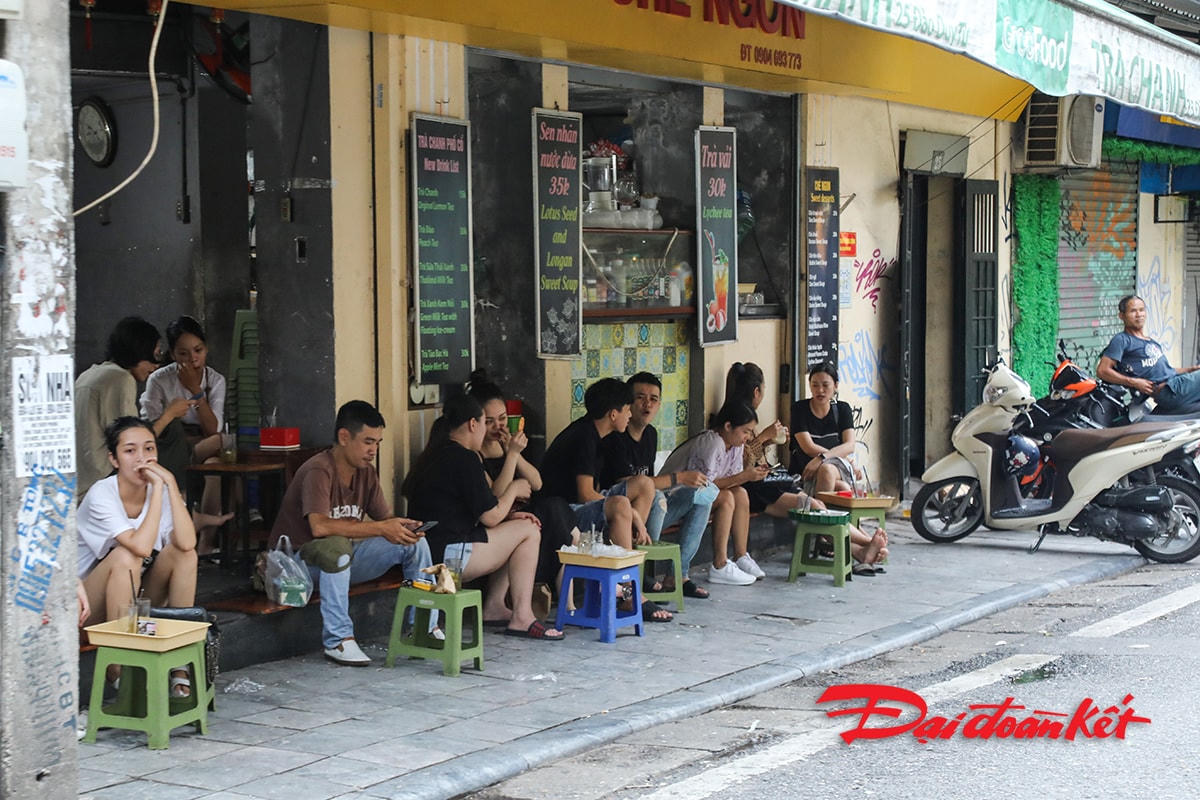 Quán nước trên phố Đào Duy Từ vẫn còn ngồi lấn chiếm ra vỉa hè dù trước đó đã có lệnh cấm bán hàng ở vỉa hè.