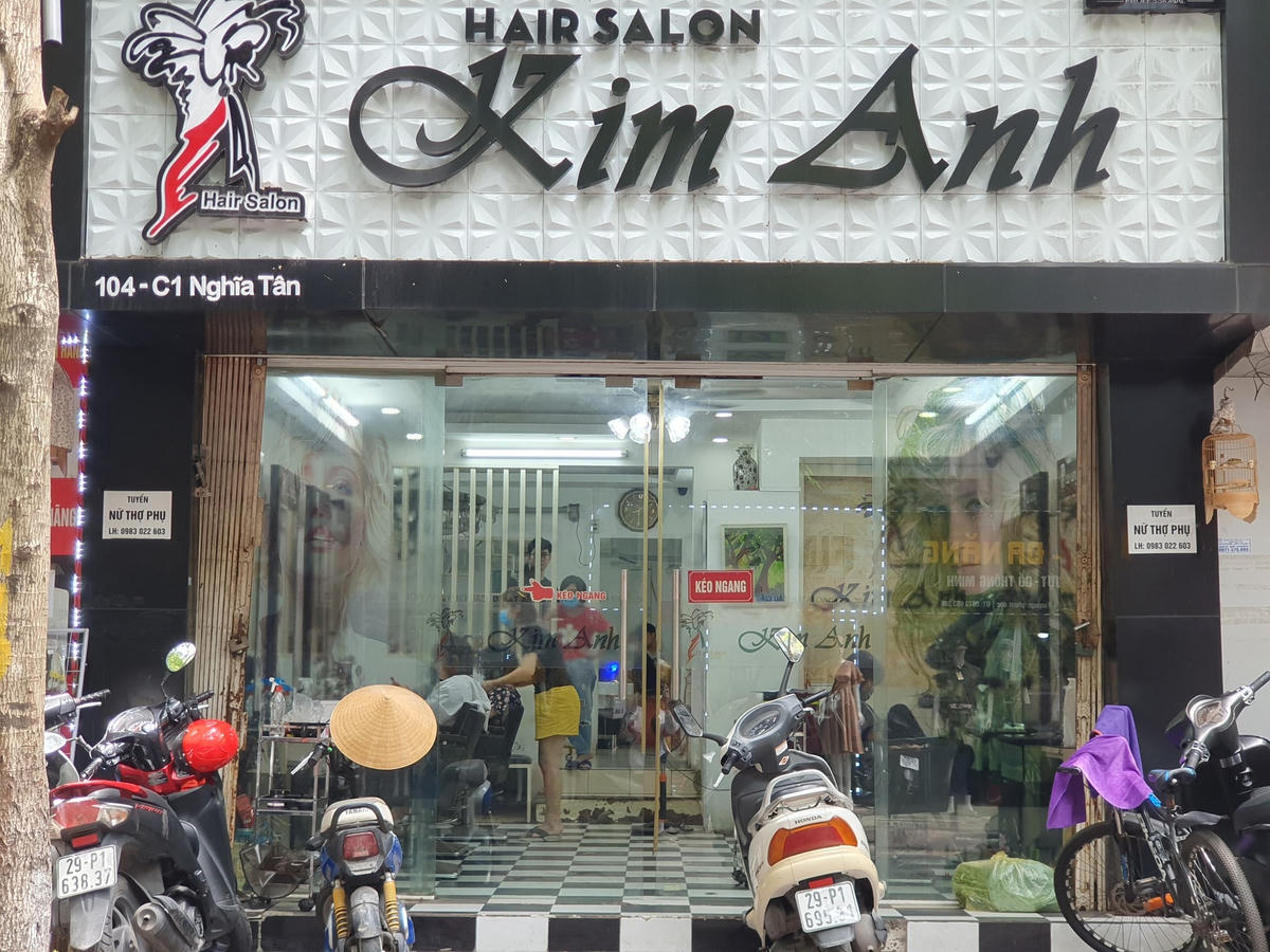 Các tiệm cắt tóc, gội đầu "đắt khách" nhất trong các hoạt động kinh doanh được cho phép hoạt động trở lại.