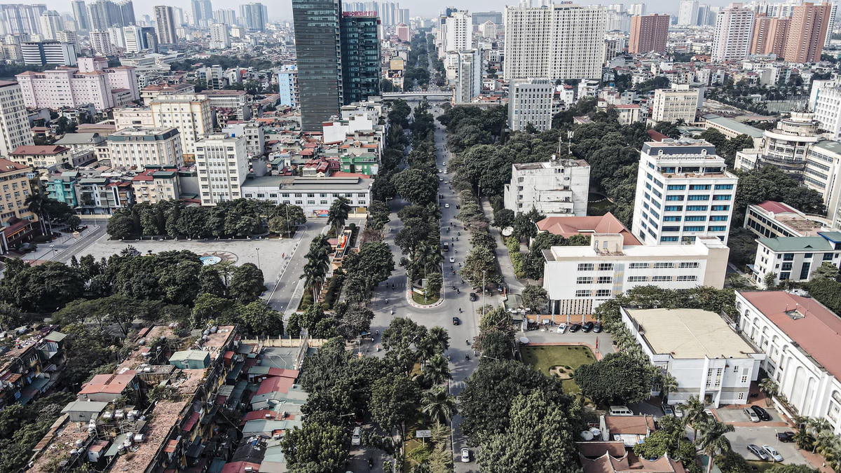 Đại diện Ban Duy tu các công trình hạ tầng giao thông, Sở GTVT Hà Nội cho hay, theo thiết kế sẽ điều chỉnh kích thước dải phân cách giữa, mở rộng mặt đường Hoàng Quốc Việt lên 8 làn xe, mỗi bên 4 làn đường. Như vậy, sau khi xén mỗi bên sẽ tăng thêm một làn.