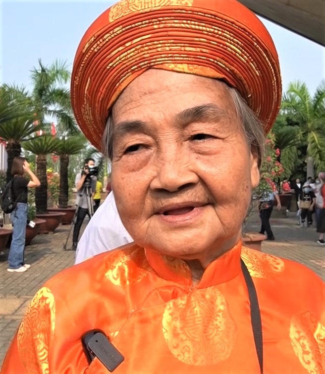 Cụ bà Phạm Thị Kiều (77 tuổi, quê Long An) vượt quãng đường 75 cây số đến TP Hồ Chí Minhtham dự lễ giỗ Tổ Hùng Vương