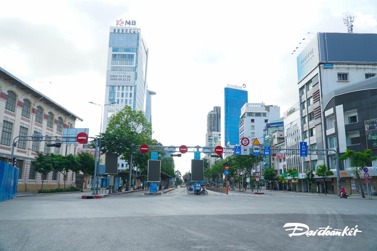 Khu vực nhà chờ xe buýt vắng lặng, đượm buồn, khiến chúng ta nhớ lại những ngày đông đúc, vội vả như trước đây.