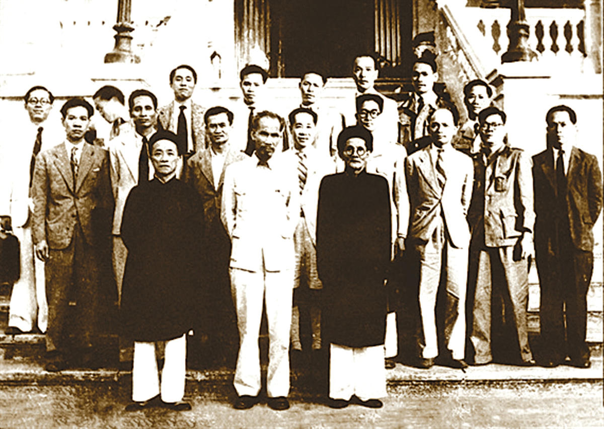 Chủ tịch Hồ Chí Minh đã mời cụ Huỳnh Thúc Kháng (hàng đầu, bên phải) tham gia Chính phủ lâm thời nước Việt Nam Dân chủ Cộng hòa, 1946. Ảnh: Tư liệu.