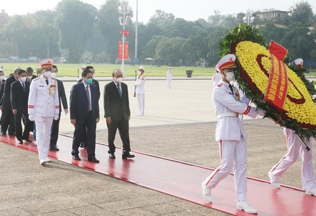 Lãnh đạo, nguyên lãnh đạo Đảng, Nhà nước, Mặt trận Tổ quốc Việt Nam viếng Chủ tịch Hồ Chí Minh. Ảnh: Lâm Khánh/TTXVN.