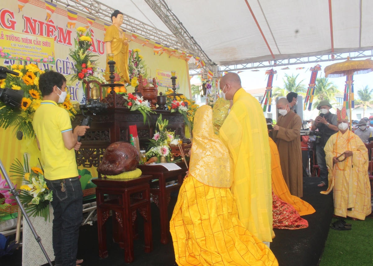 Nghi thức làm lễ cầu siêu tại bờ biển Cửa Đại.