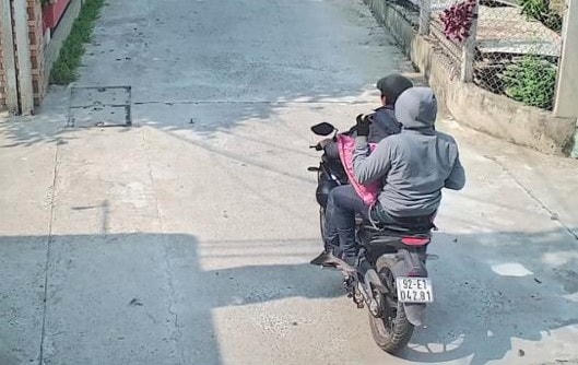 Hai đối tượng trộm cắp xong đang bỏ chạy. (Ảnh CA cung cấp).