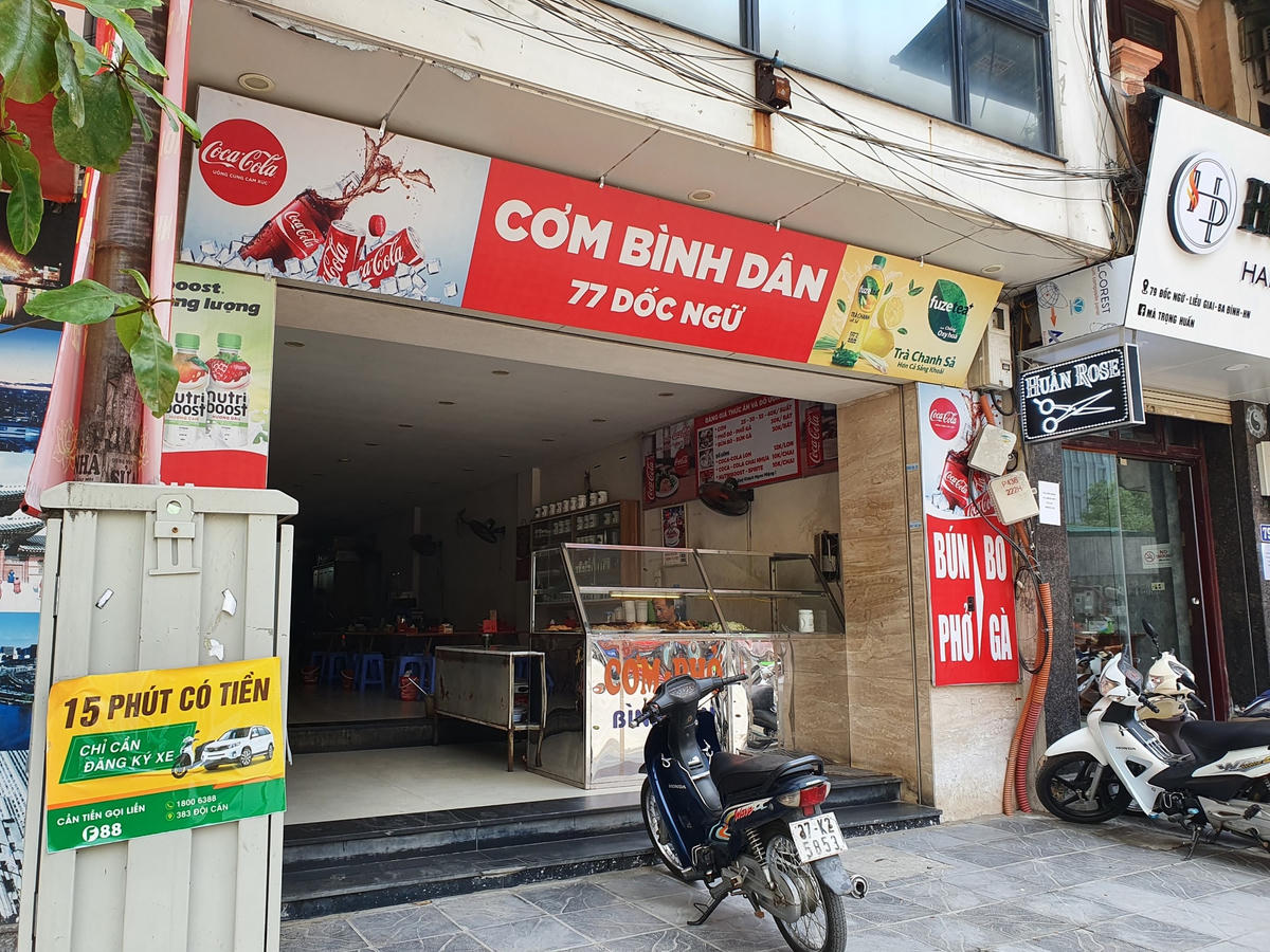 Dù gần trưa nhưng những quán ăn xung quanh Bệnh viện Quân Y 354 cũng vắng vẻ khác thường.