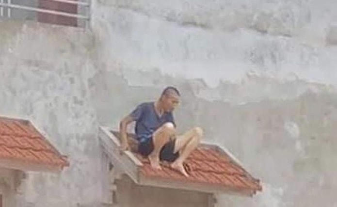 Sau khi gây án, đối tượng nhảy lên ô văng cửa sổ trước khi nhảy xuống đất với ý định tự tử. Ảnh: MXH.
