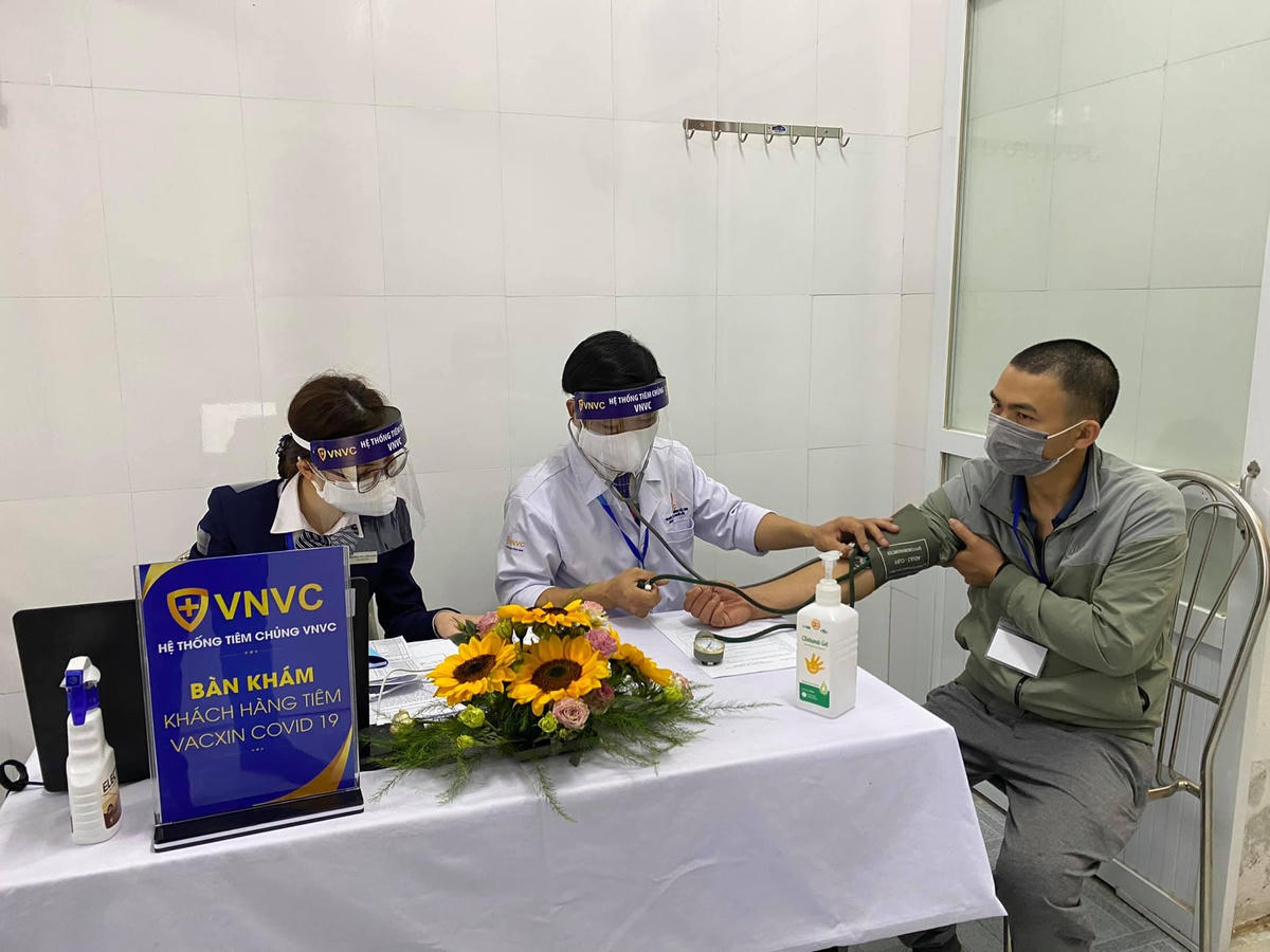 Triển khai tiêm chủng vắc xin phòng Covid-19 tại Trung tâm Y tế huyện Kim Thành (Hải Dương). Ảnh: Bộ Y tế.