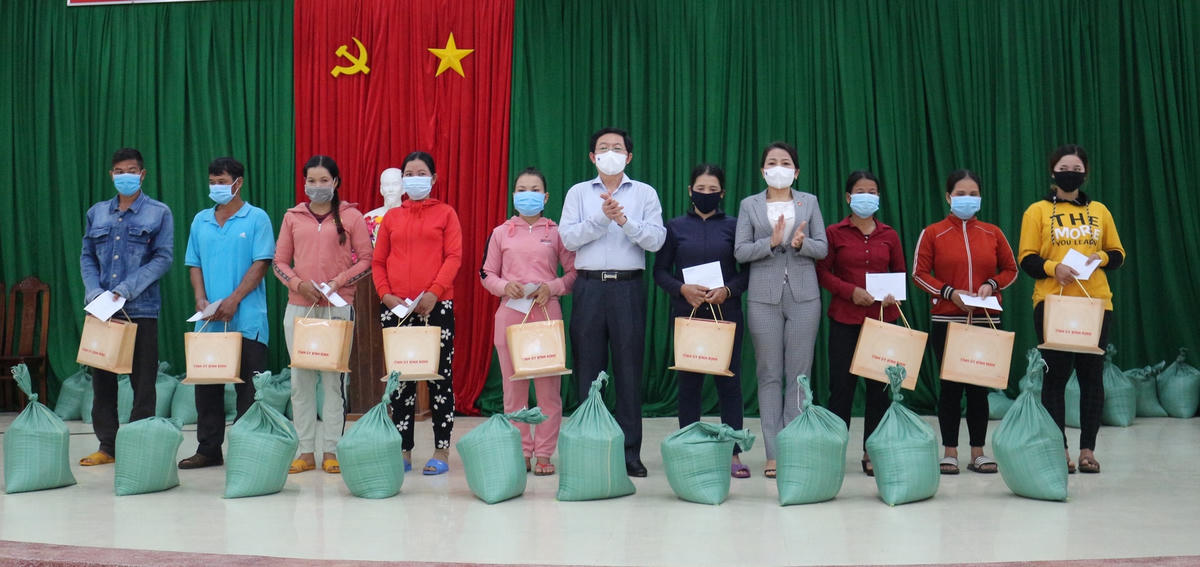 Ông Hồ Quốc Dũng, Bí thư Tỉnh ủy Bình Định và bà Nguyễn Thị Phong Vũ Chủ tịch Ủy ban MTTQ Việt Nam tỉnh Bình Định trao quà cho người dân xã An Dũng, huyện An Lão.