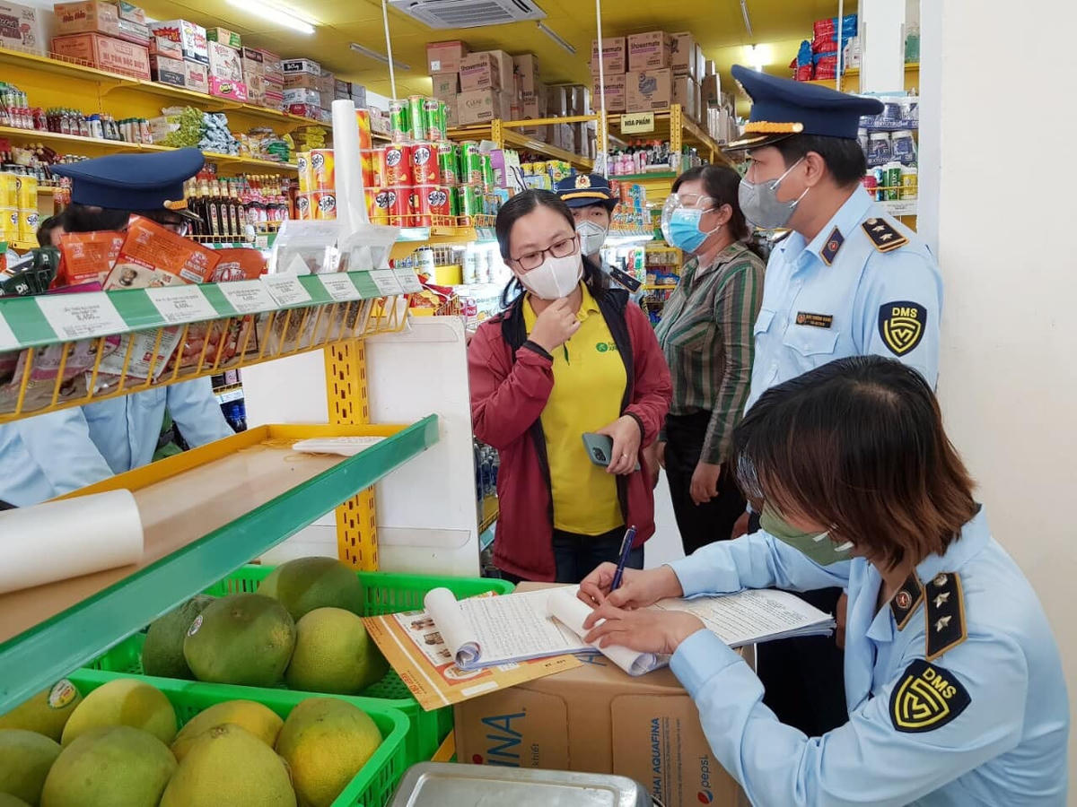Cơ quan QLTT lập biên bản vi phạm về hành vi bán hàng cao hơn giá niêm yết.