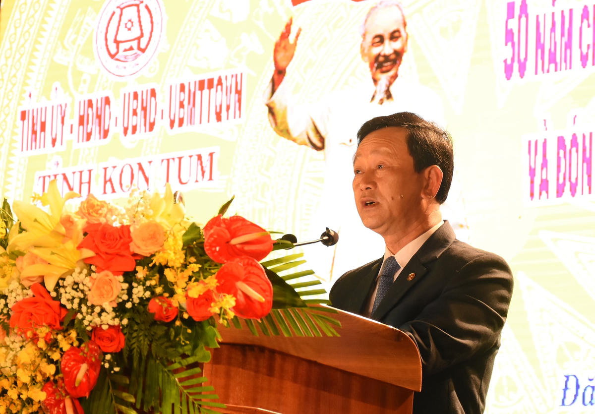  Bí thư Tỉnh ủy Dương Văn Trang đọc diễn văn ôn lại những chiến công hào hùng của quân và dân trong Chiến dịch Đăk Tô - Tân Cảnh.