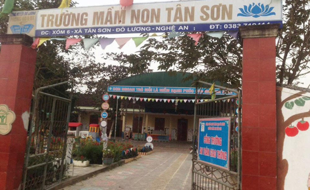 Trường mầm non Tân Sơn, nơi xảy ra sự việc bé trai 3 tuổi bị tử vong do dây rút cổ áo mắc vào ván trượt.