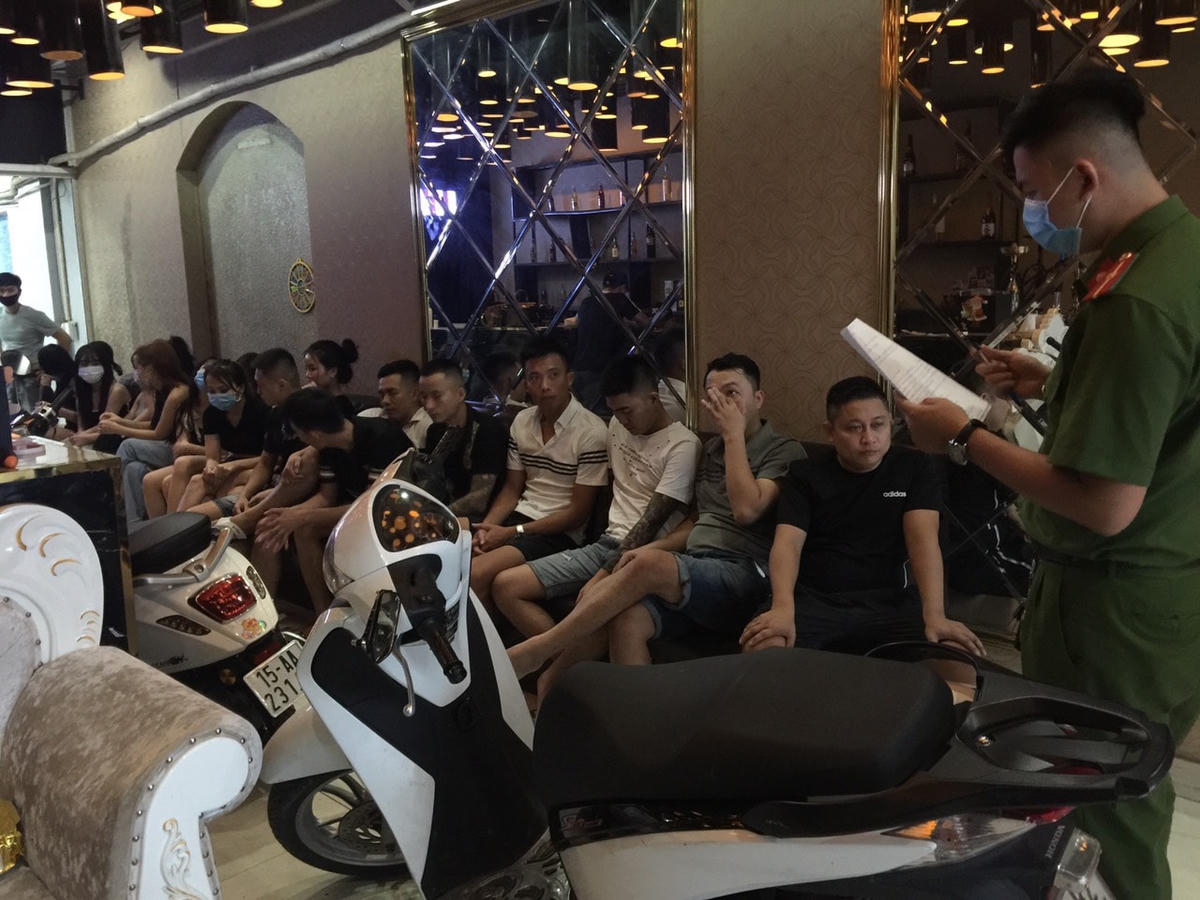 Các “dân chơi” tụ tập hát karaoke giữa mùa dịch bị lập biên bản.