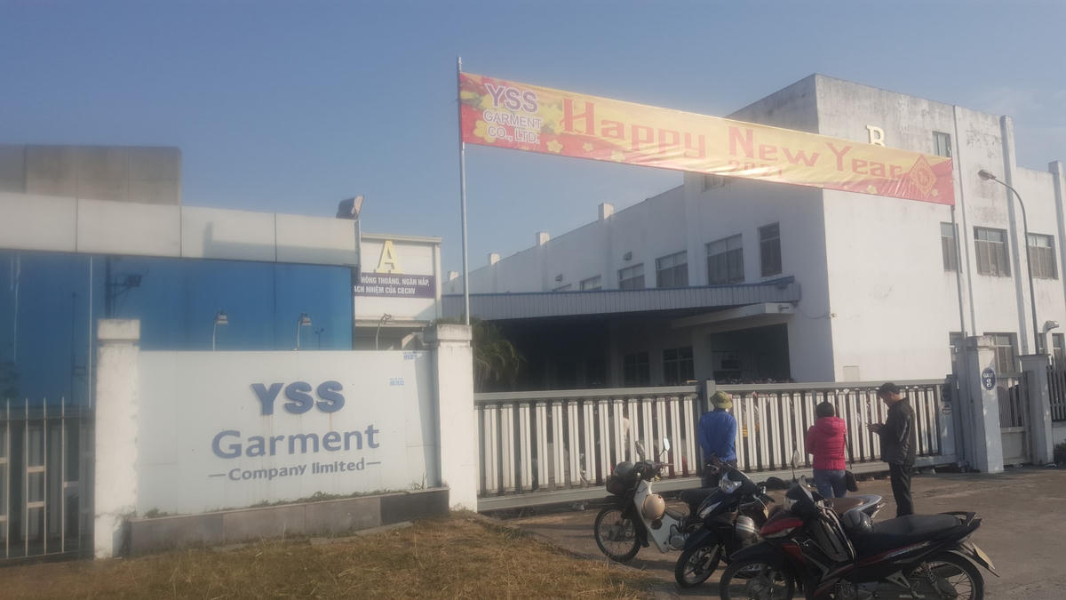 Cổng vào trụ sở Công ty TNHH May YSS sáng nay, phía trong hàng nghìn công nhân đang ngừng việc chờ thưởng Tết.