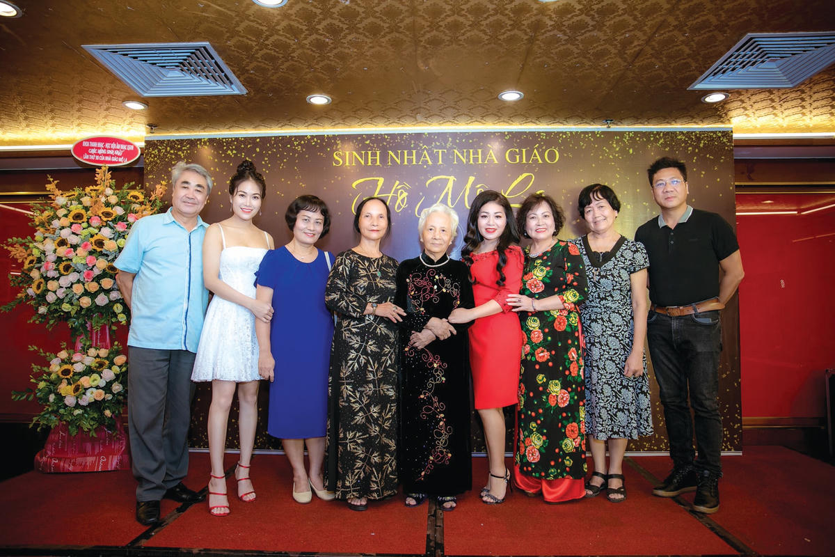 Nhà giáo ưu tú Hồ Mộ La bên các học trò của mình.