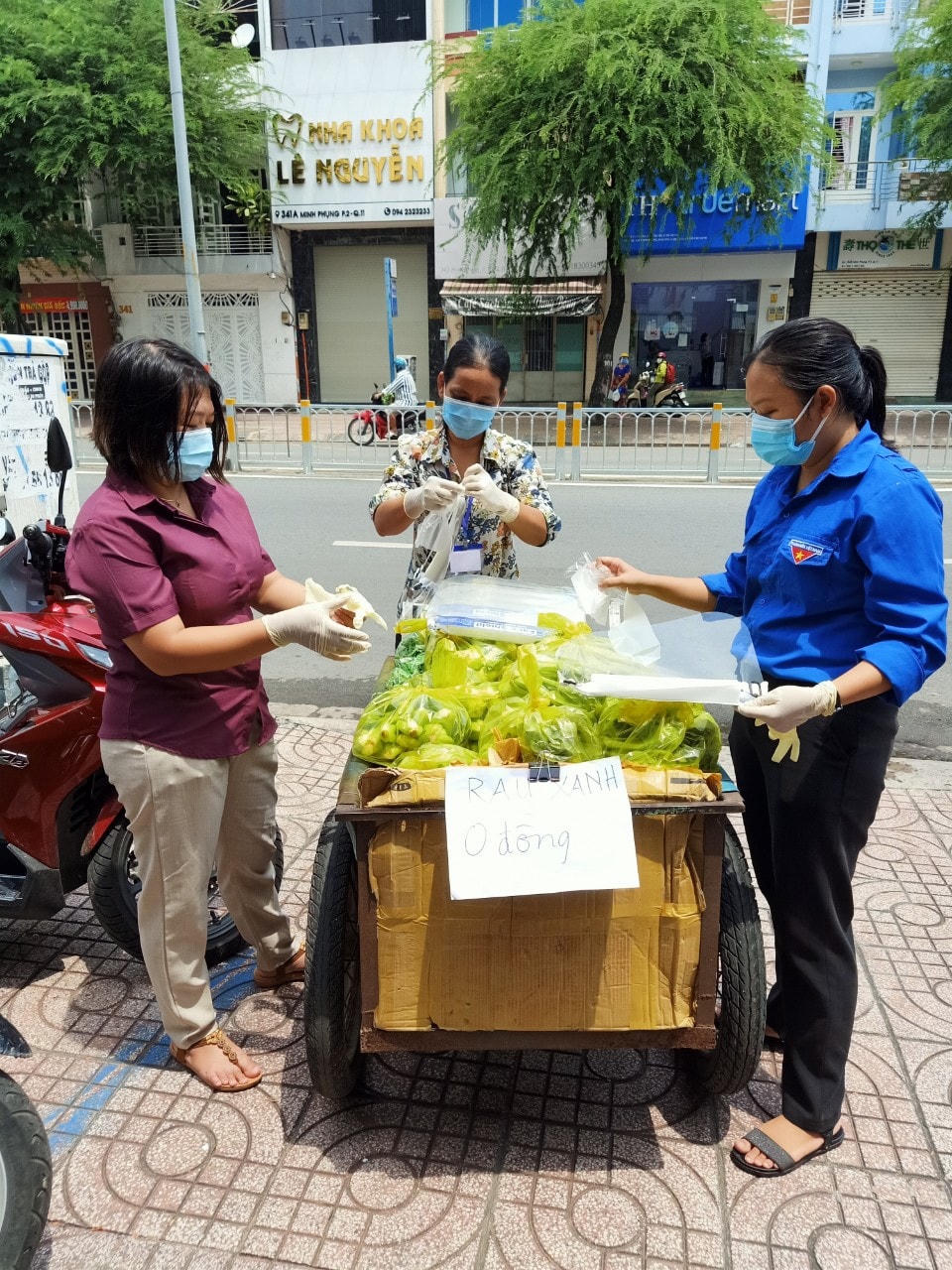 Trung tâm tiếp nhận và hỗ trợ hàng hóa thiết yếu phục vụ người dân gặp khó khăn bởi dịch bệnh Covid-19 tại TP HCM đã có nhiều hoạt động hỗ trợ ý nghĩa trên địa bàn.