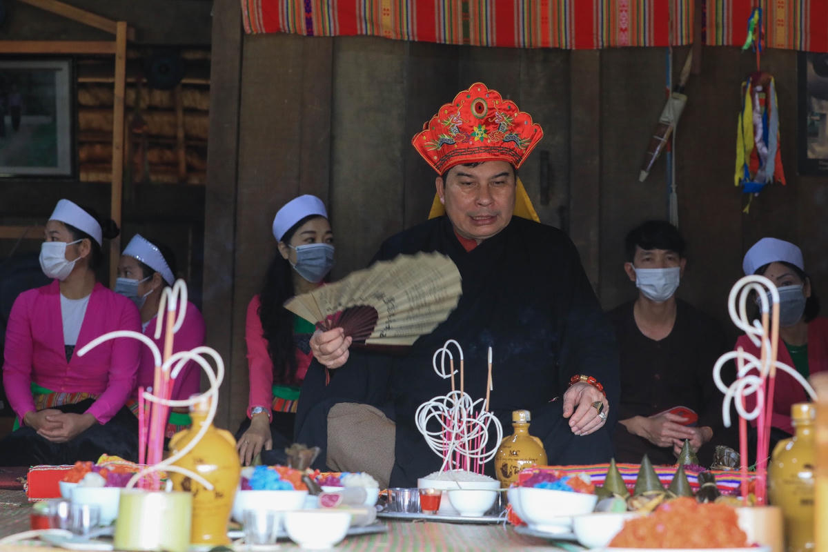 Lễ Mát nhà được chủ trì bởi thầy mo, người vừa có tâm, vừa có đức. Ảnh: Quang Vinh.