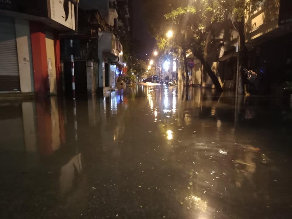 Nhiều tuyến phố Hà Nội bị ngập.
