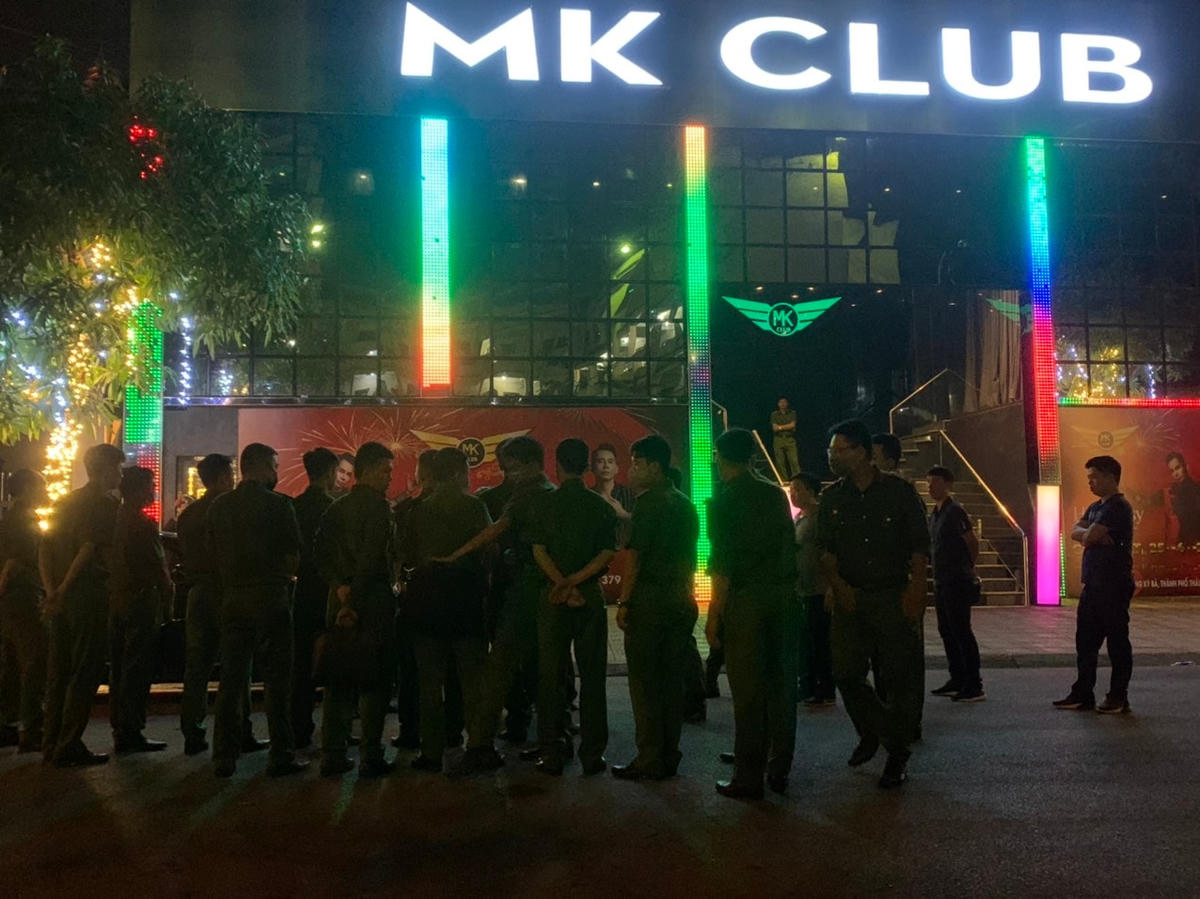 Rất đông cảnh sát tham gia bao vây quán bar.