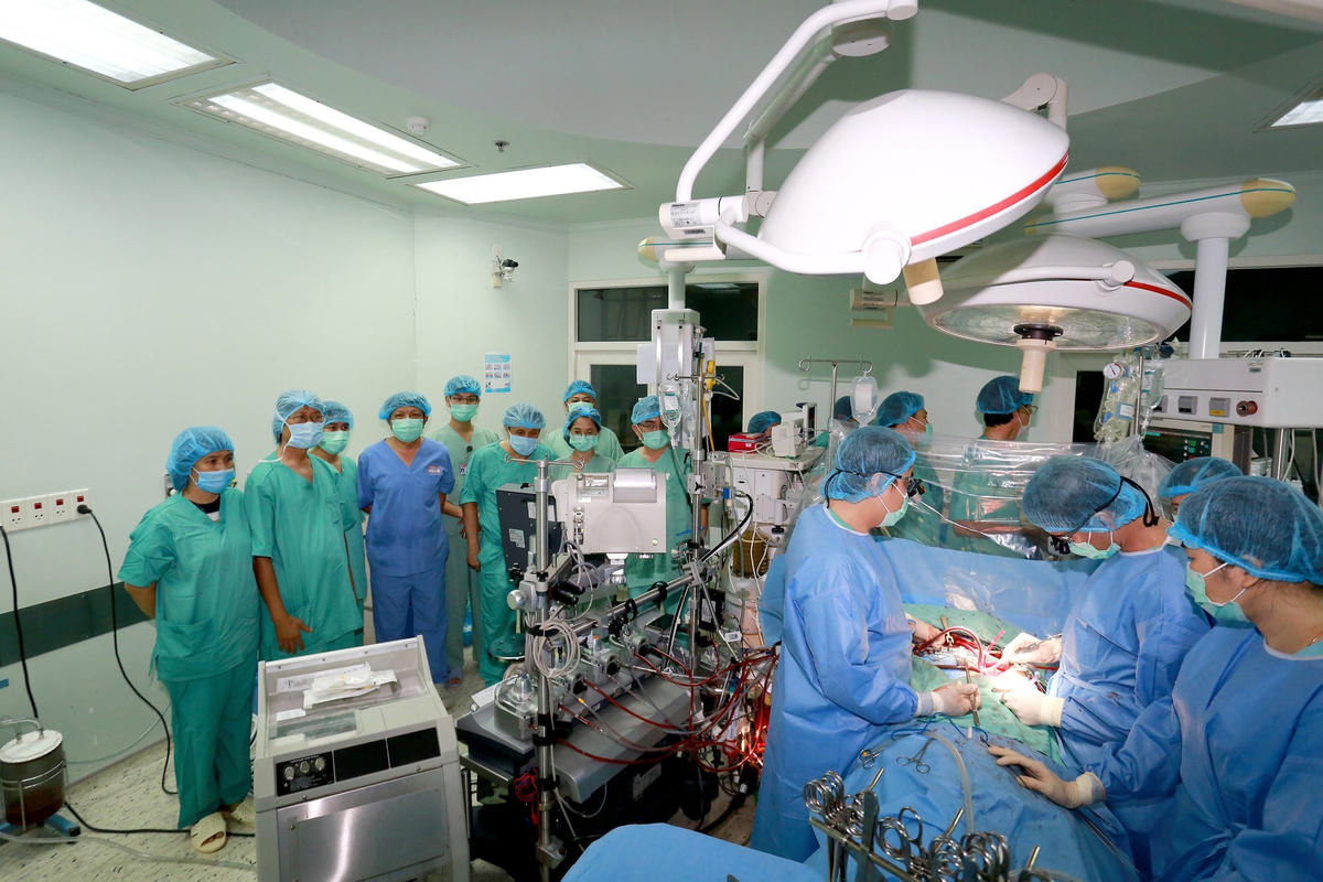 Ê – kíp bác sĩ Bệnh viện Trung ương Huế đang thực hiện ghép tim cho bệnh nhân H..