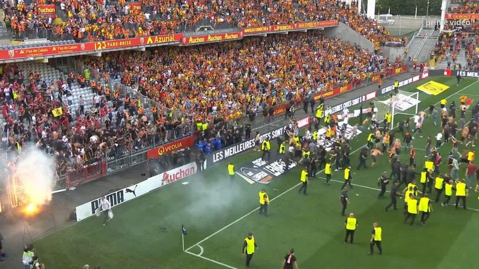 Giải Ligue 1: Cổ động viên tràn xuống sân đối đầu cảnh sát