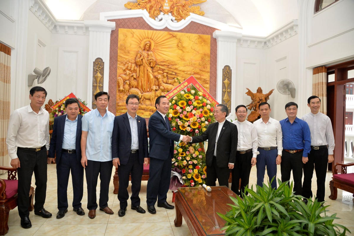 Phó Chủ tịch Ngô Sách Thực cùng đoàn công tác của UBTƯ MTTQ Việt Nam chúc mừng Giám mục Phê rô Nguyễn Văn Đệ cùng các vị chức sắc Tòa giám mục Giáo phận Thái Bình nhân lễ Phục sinh năm 2022.