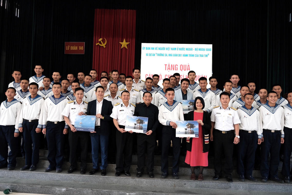 Những cuốn lịch mang hình biển đảo Trường Sa tặng cho cán bộ chiến sĩ hải Quân.