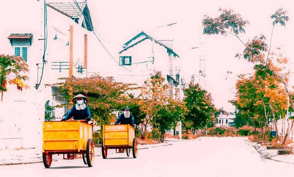 Công nhân Công ty MTĐT đang dọn vệ sinh đường phố.