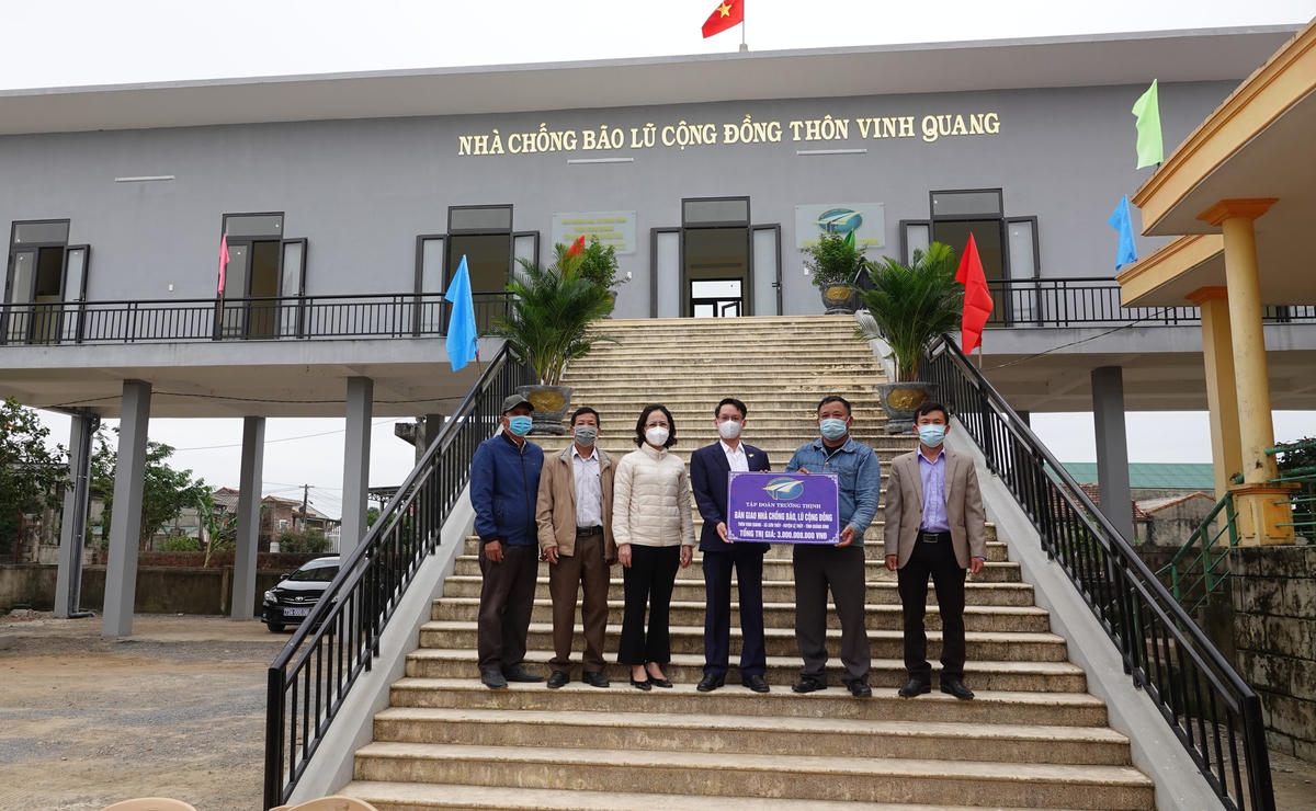 Đại diện lãnh đạo Tập đoàn Trường Thịnh trao tặng và bàn giao nhà tránh bão lũ cộng đồng cho thôn Vinh Quang.