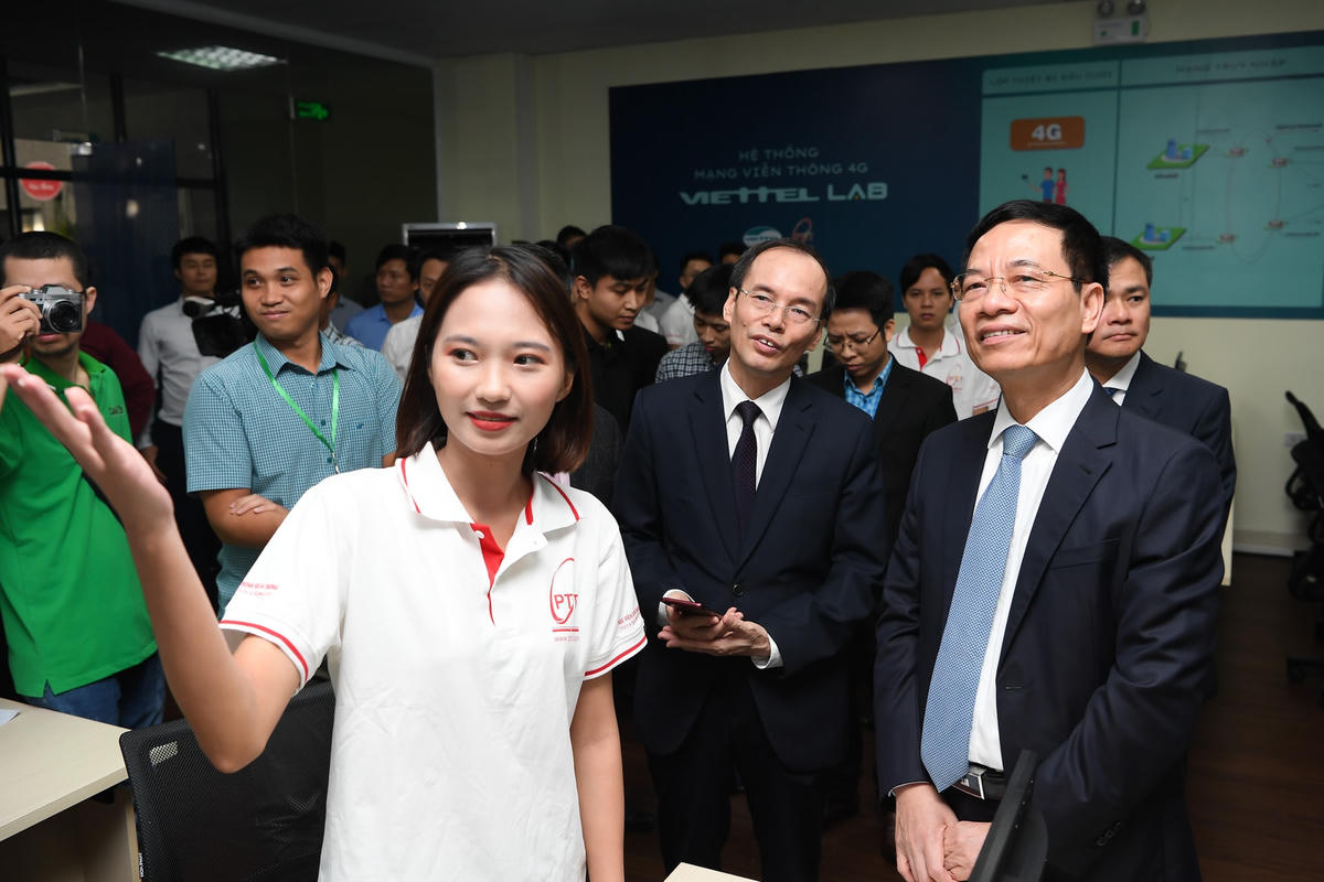 Sinh viên giơi thiệu hệ thống với Bộ trưởng Bộ TTTT, đại diện Viettel và lãnh đạo nhà trường.