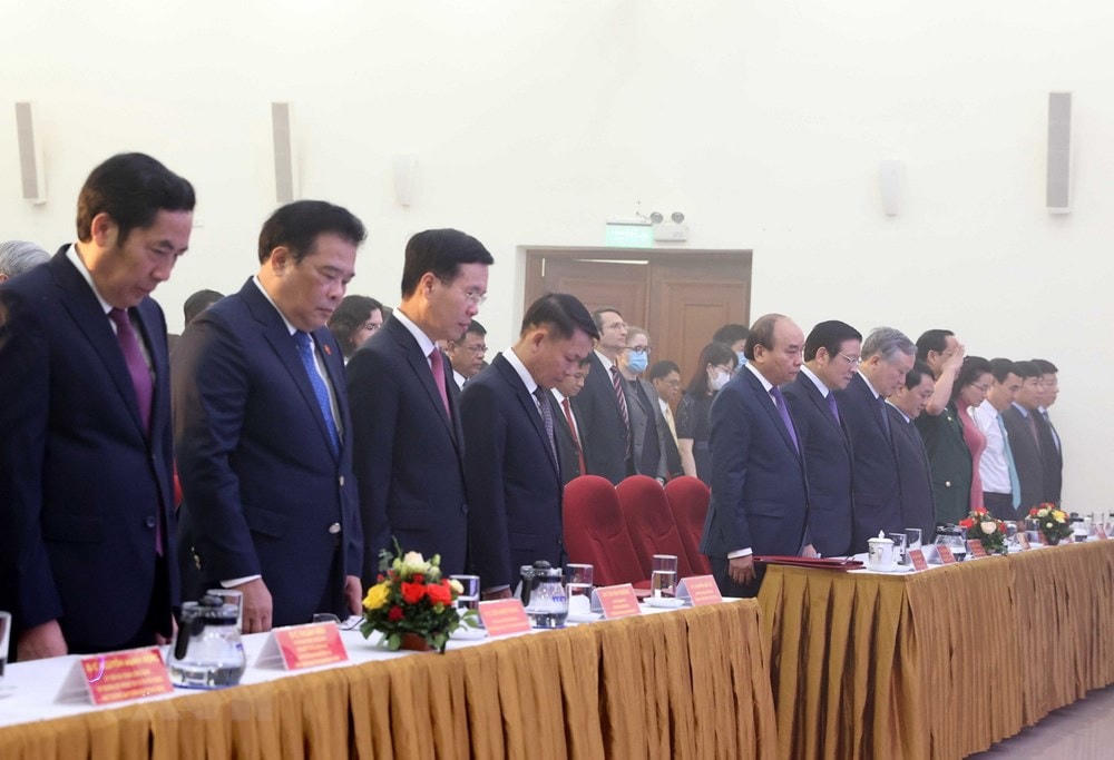  Thủ tướng Nguyễn Xuân Phúc và các đại biểu tưởng niệm các liệt sỹ. (Ảnh: Thống Nhất/TTXVN).