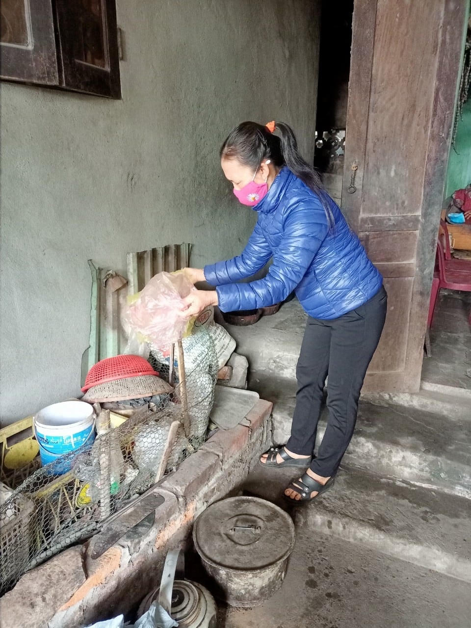 [ẢNH] Vụ Bản, Nam Định: Trước Tết, Hội phụ nữ tìm đến các cụ già neo đơn 