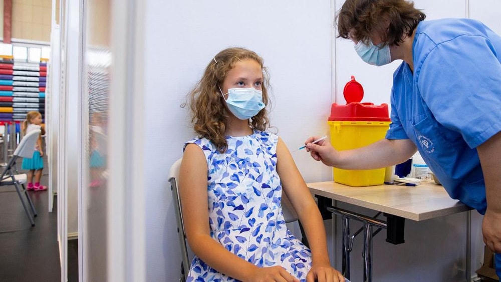 Tiêm vaccine ngừa Covid-19 cho trẻ em tại Estonia. (Nguồn AP).